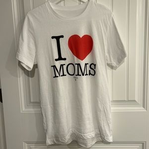 BEE NICE co. I heart moms shirt